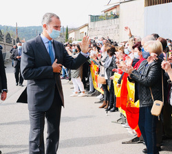 Don Felipe se despide de los ciudadanos congregados a la salida del Centro Rural Agrupado Mestra Clara Escuela de Pexegueiro